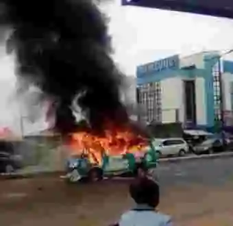 Company driver flees as angry youths loot his bus before setting it ablaze for killing a motorcyclist in Ibadan