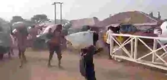 Again, Residents Loot A Truck Carrying Food Items In Dei-Dei Area Of Abuja