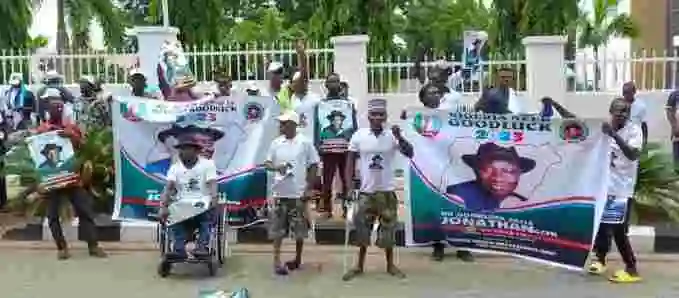 Drama As Jonathan Loyalists Protest At APC HQ, Demand HisAdoption As Consensus Candidate