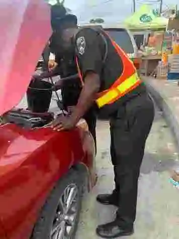Lady Narrates How Police Officers Assisted Her After Her Car Broke Down In Lagos
