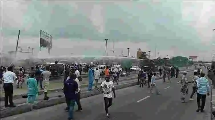 BREAKING: Shots Fired As Police Disperse Yoruba Nation Agitators In Lagos