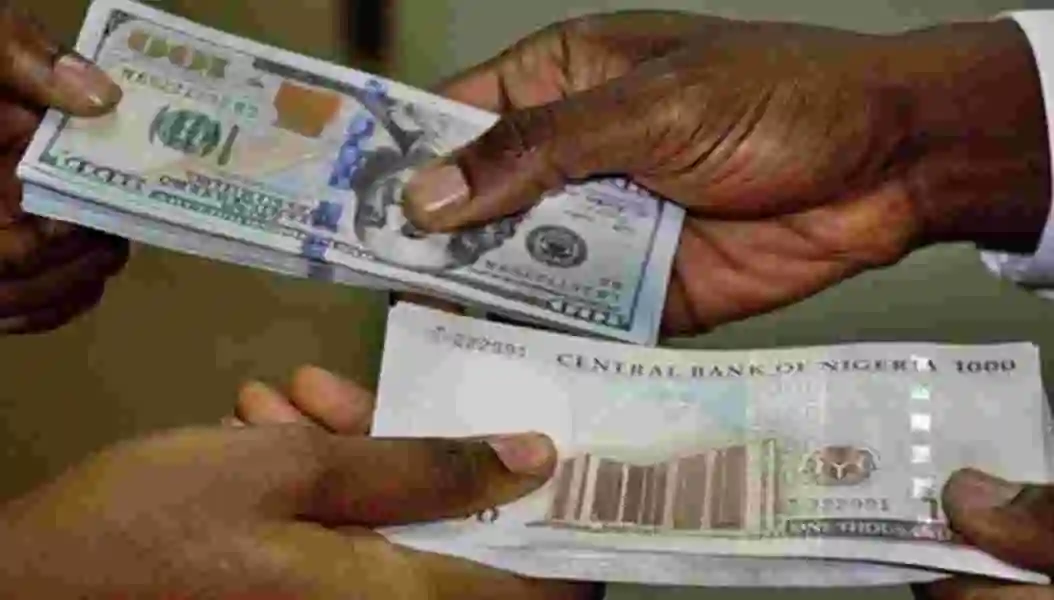 Naira Crashes To All-Time Low, Hits N1043.09/$1 At Official Market