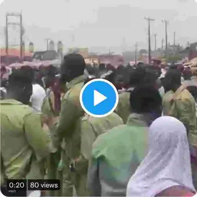 Protest in Ibadan after Police officer allegedly shot a corper returning from CDS (Video)