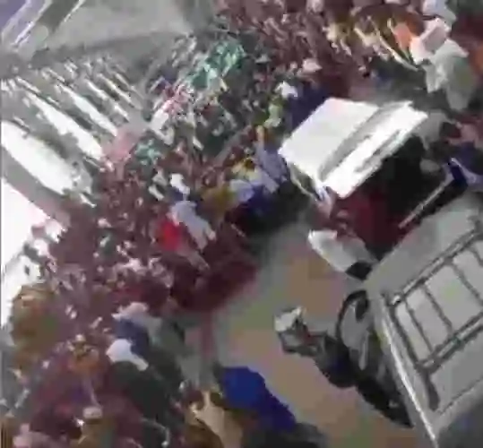 Angry youths take over Onitsha Bridge (Video)
