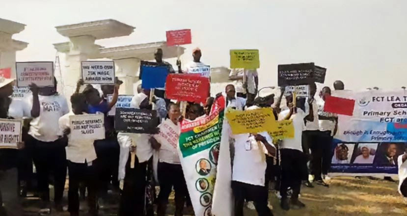 FCT Primary School Teachers Protest Non-payment Of Salary Arrears (Photos)