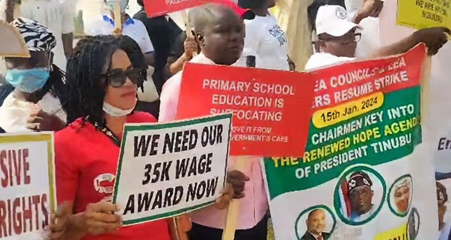 FCT Primary School Teachers Protest Non-payment Of Salary Arrears (Photos)