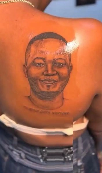 Lady Tattoos Boyfriend’s Face On Her Back (Video)